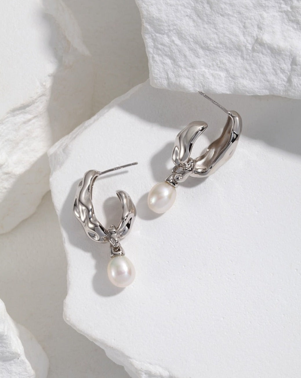 fashion-jewelry-minimalist-jewelry-design-jewelry-statement-necklace-pearl-earring-bracelet-rings-gold-coated-silver-bijoux-retro-gold-jewelry-scarf-shape-pearl-earrings