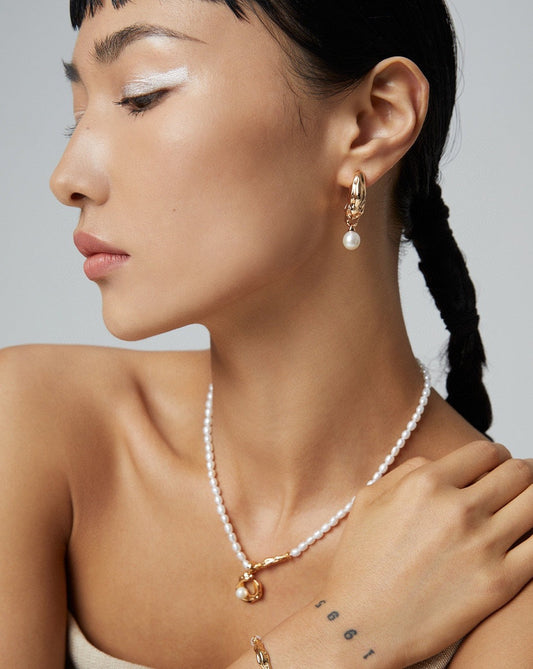 fashion-jewelry-minimalist-jewelry-design-jewelry-statement-necklace-pearl-earring-bracelet-rings-gold-coated-silver-bijoux-scarf-shape-pearl-necklace-earrings-retro-gold