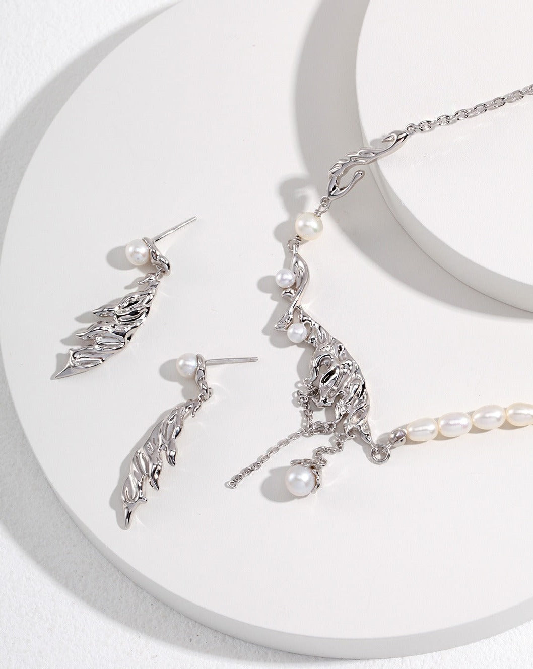 fashion-jewelry-minimalist-jewelry-design-jewelry-statement-necklace-pearl-earring-bracelet-rings-gold-coated-silver-bijoux-feather-in-the-wind-pearl-earrings