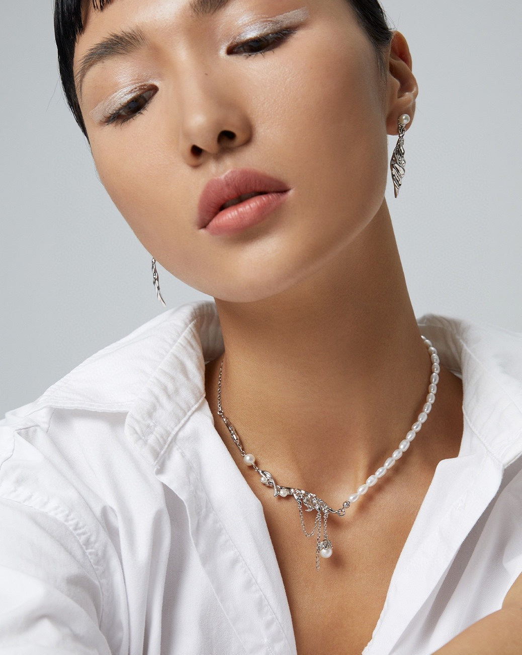 fashion-jewelry-minimalist-jewelry-design-jewelry-statement-necklace-pearl-earring-bracelet-rings-gold-coated-silver-bijoux-feather-shape-pearl-necklace-earrings-feather-in-the-wind