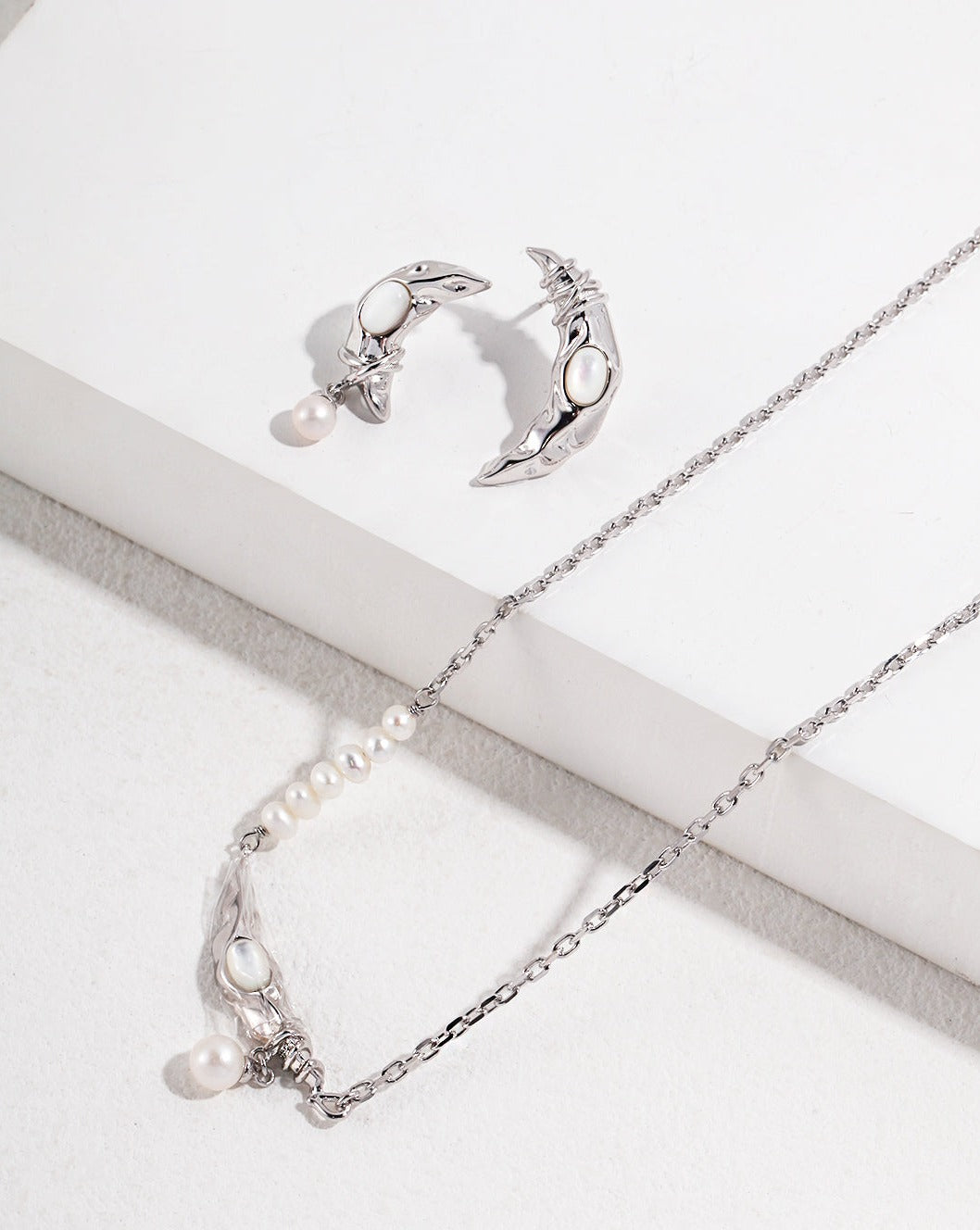 fashion-jewelry-minimalist-jewelry-design-jewelry-statement-necklace-pearl-earring-bracelet-rings-gold-coated-silver-bijoux-retro-gold-jewelry-moon-shape-pearl-lazurite-earrings-necklace