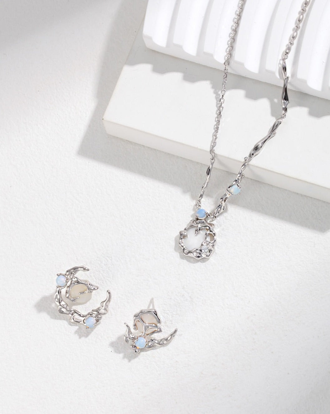 fashion-jewelry-minimalist-jewelry-design-jewelry-statement-necklace-pearl-earring-bracelet-rings-gold-coated-silver-bijoux-moon-shape-shelll-asymmetrical-earrings-opal-retro-gold
