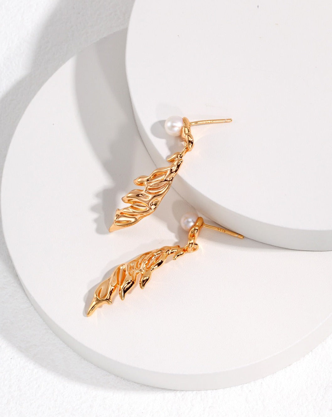 fashion-jewelry-minimalist-jewelry-design-jewelry-statement-necklace-pearl-earring-bracelet-rings-gold-coated-silver-bijoux-feather-in-the-wind-pearl-earrings-necklace-retro-gold