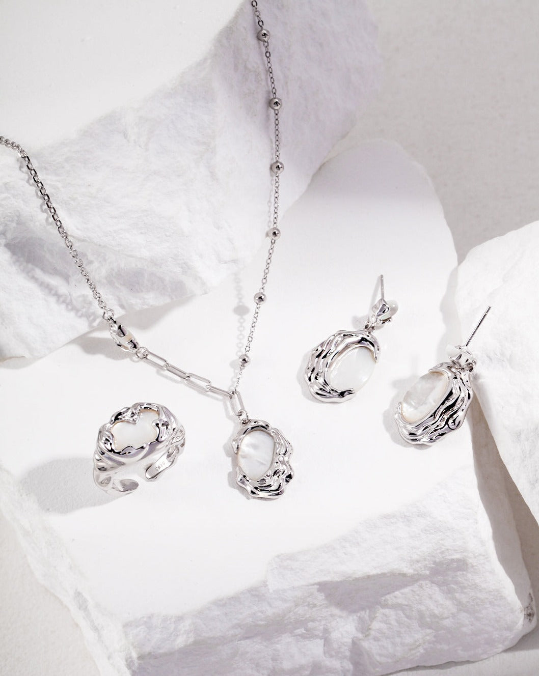 fashion-jewelry-minimalist-jewelry-design-jewelry-statement-necklace-pearl-earring-bracelet-rings-gold-coated-silver-bijoux-jewelry-set-shell